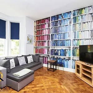 onpoint-apartments-stunning-large-house-near-centre-with-bar.hotelsin-nottingham.com/